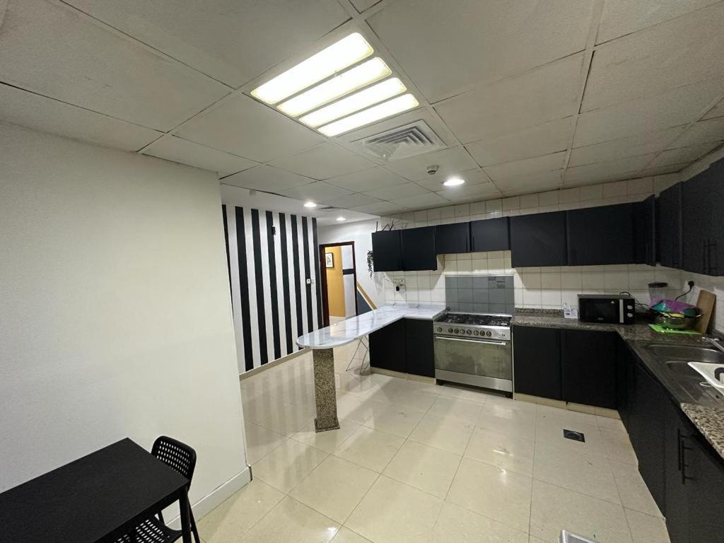 Lovely Partition In Barsha 1 Near Metro Gazde/Camere de închiriat *
