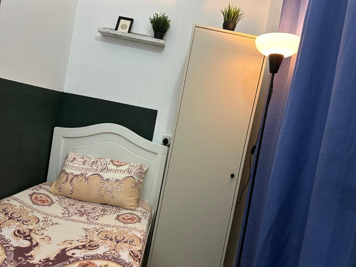 Homestay Private Partition Near Mashreq Metro