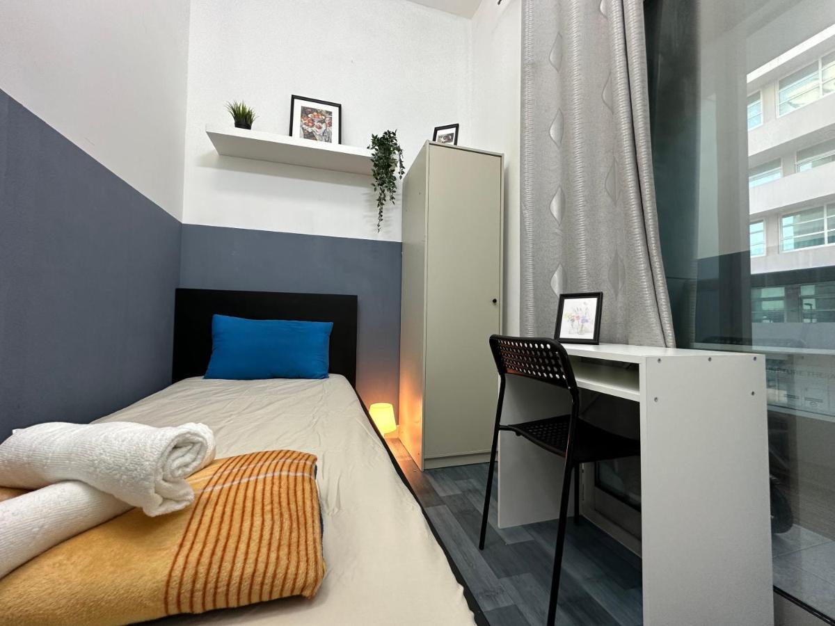 Habitación en casa particular Partition 3 Mins To Mashreq Metro *