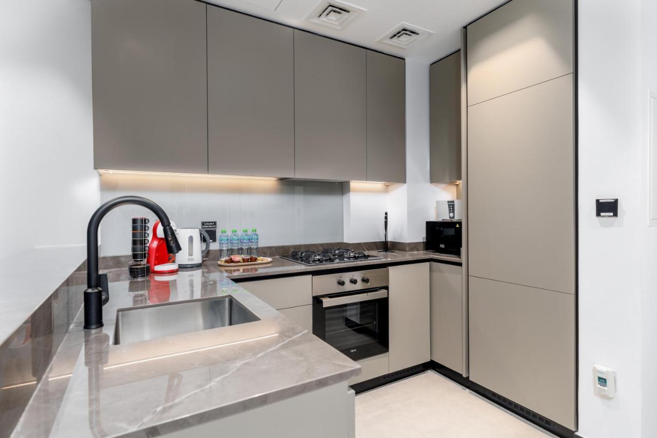 Waves Homes - Premium 1br Overlooking Burj Khalifa Apartment *