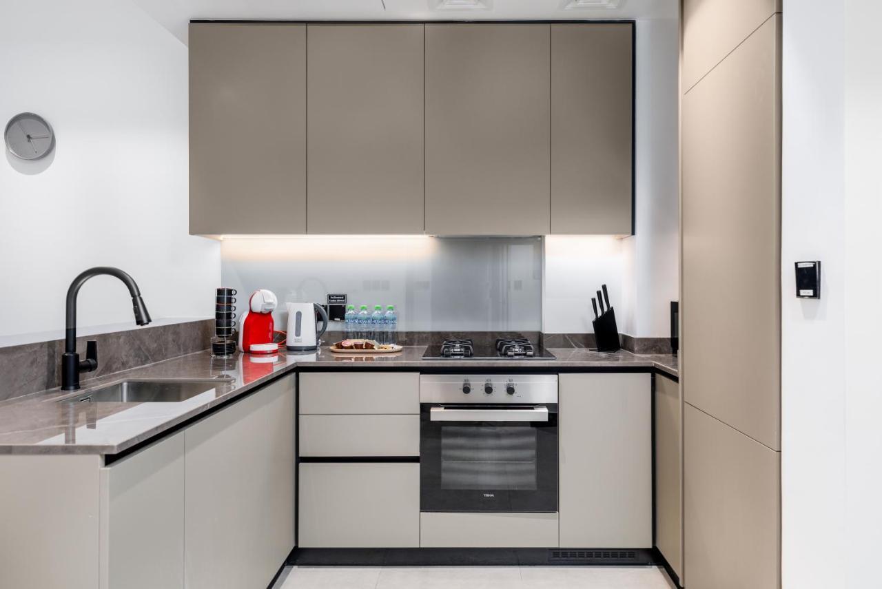 Waves Homes - Premium 1br Overlooking Burj Khalifa Apartment Dubai