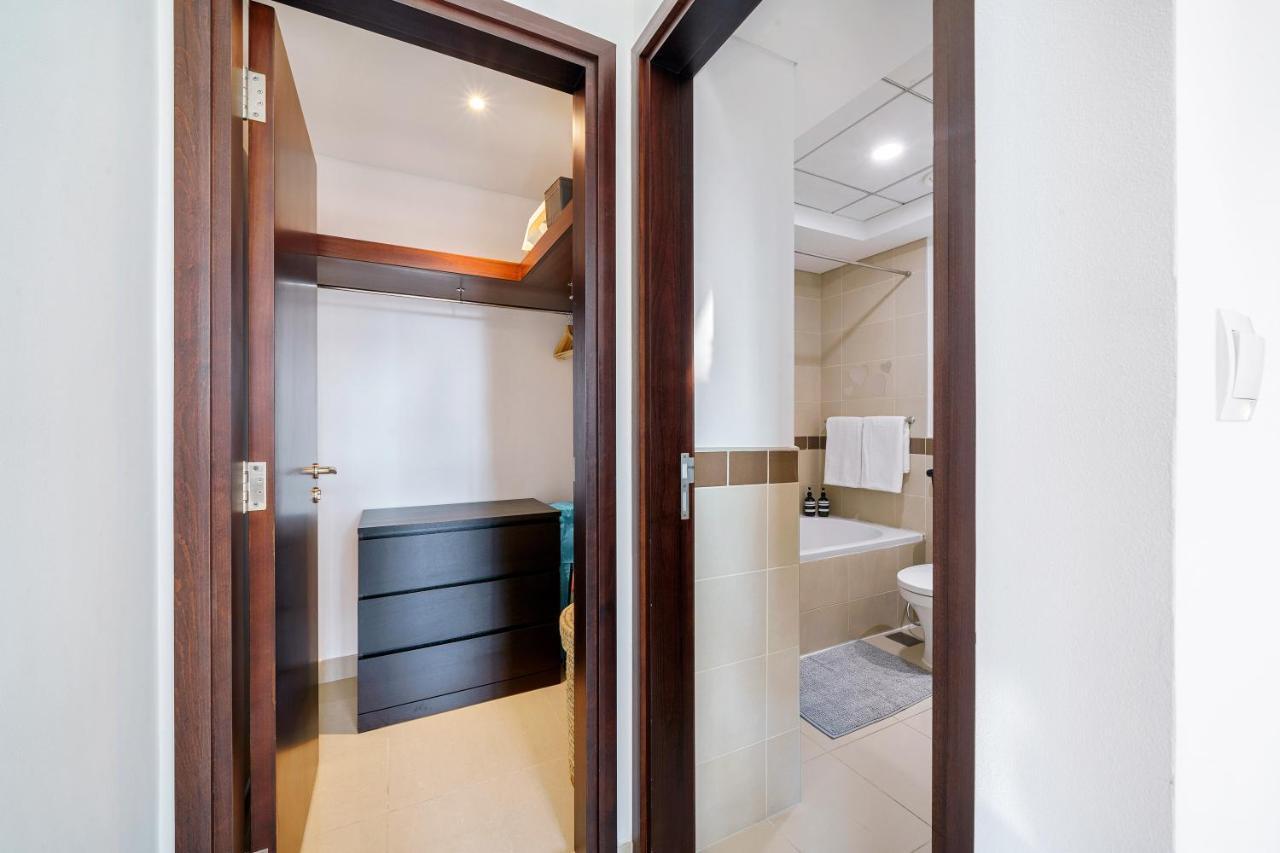 Cute 1 Bedroom - Walk To Opera, Mall & Burj Khalifa Apartemen Dubai