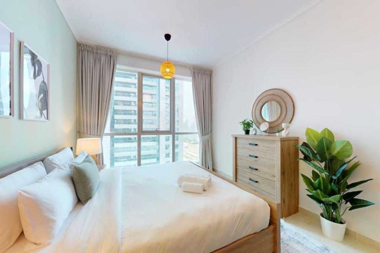Torch Tower - Colourful Two Bedroom With View Dubaï