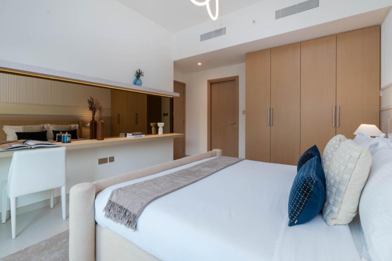 Full Burj Khalifa Views / 5 Min Walk From Mall / Designer Choice / 6 People / New Building Appartement