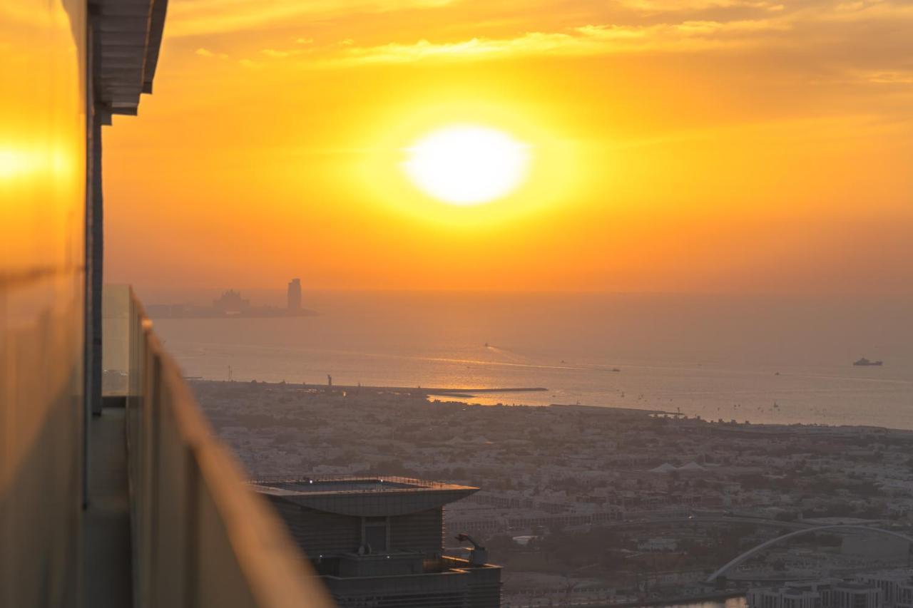 Magical Rooftop Pool In Downtown With Burj Khalifa & Sea View! Apartment Dubai