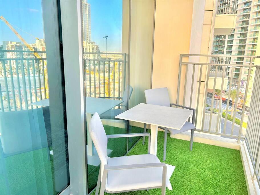Luxury Creek Balcony & View Apartment