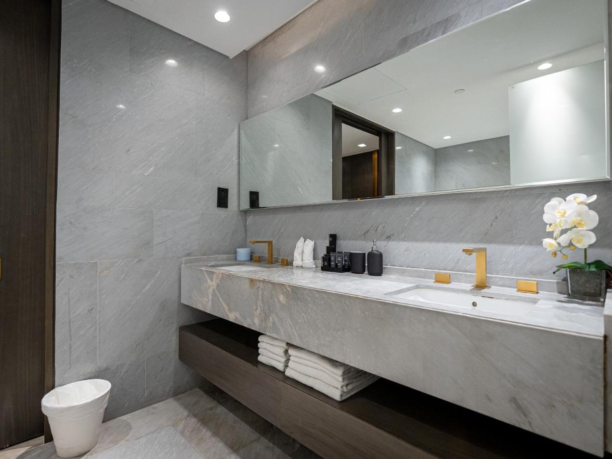 Daniels 3br And Maid's In Five Palm With Garden View Dubai