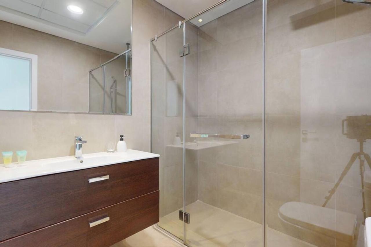 Marina Arcade - Neat Two Bedroom Appartement Dubaï