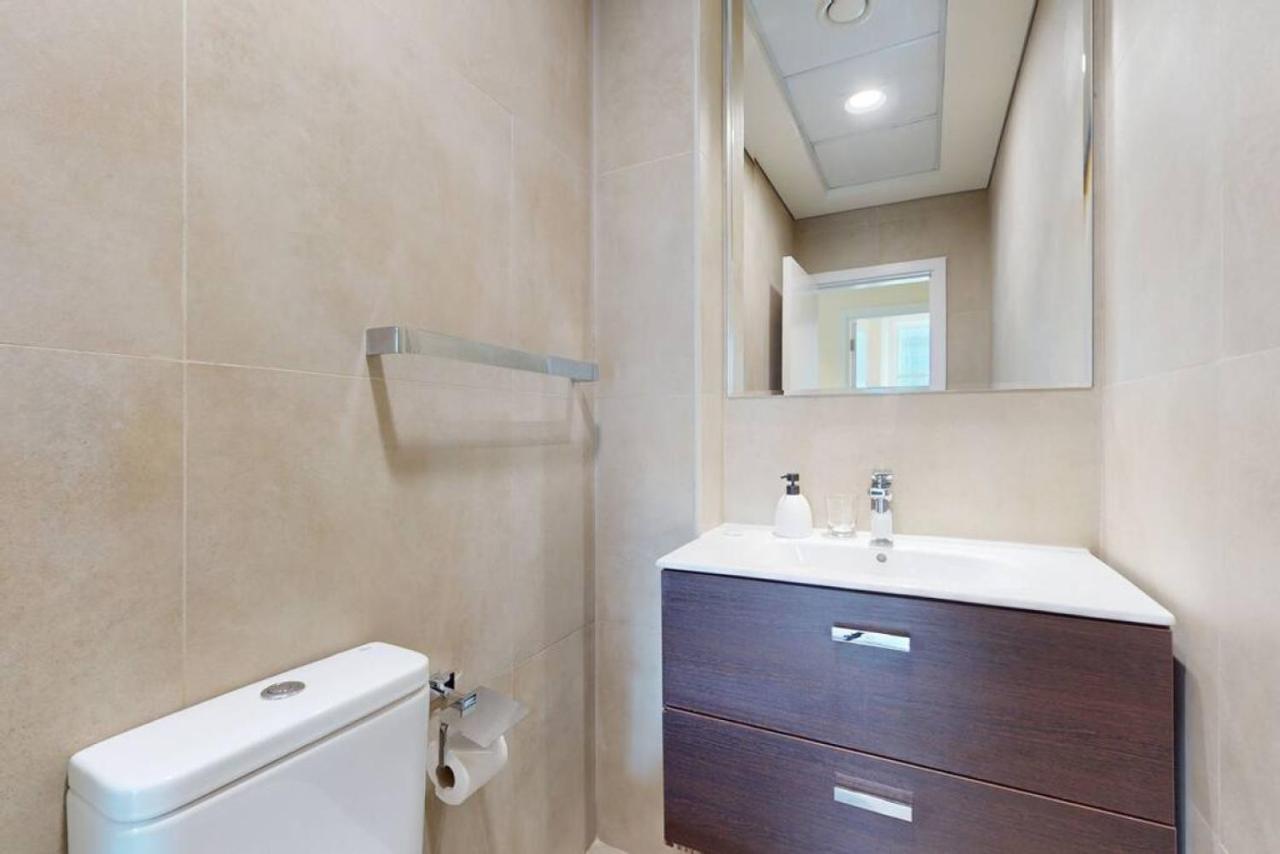 Marina Arcade - Neat Two Bedroom Appartement Dubaï