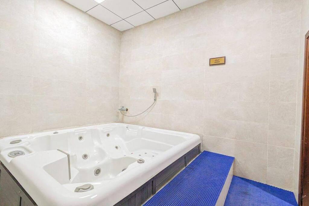 Amazing 1 Bedroom Maid In Laya In Jvc *