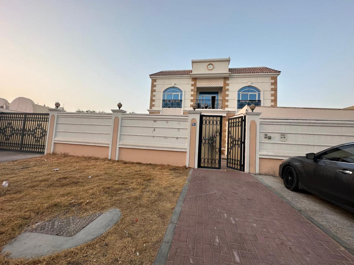 Small Single Inside Luxurious Dubái
