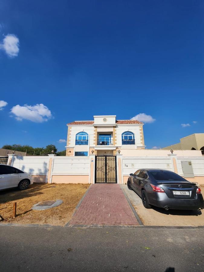 Small Single Inside Luxurious Dubái