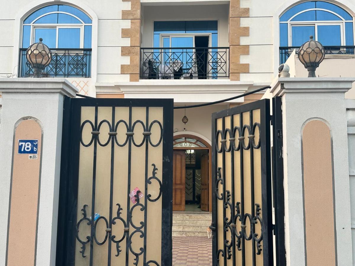 Small Single Inside Luxurious Dubái