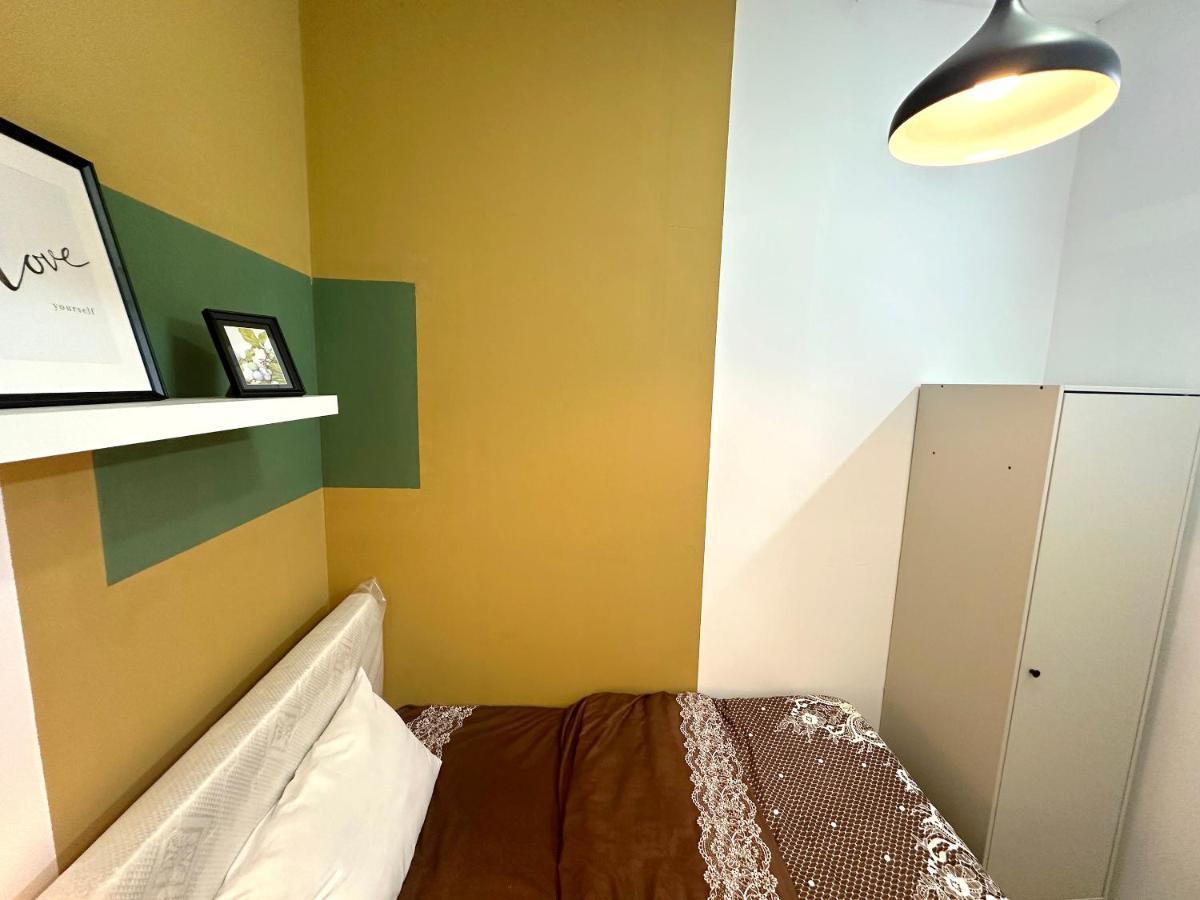 Budget Double Partition In Barsha Heights Near Metro Gazde/Camere de închiriat