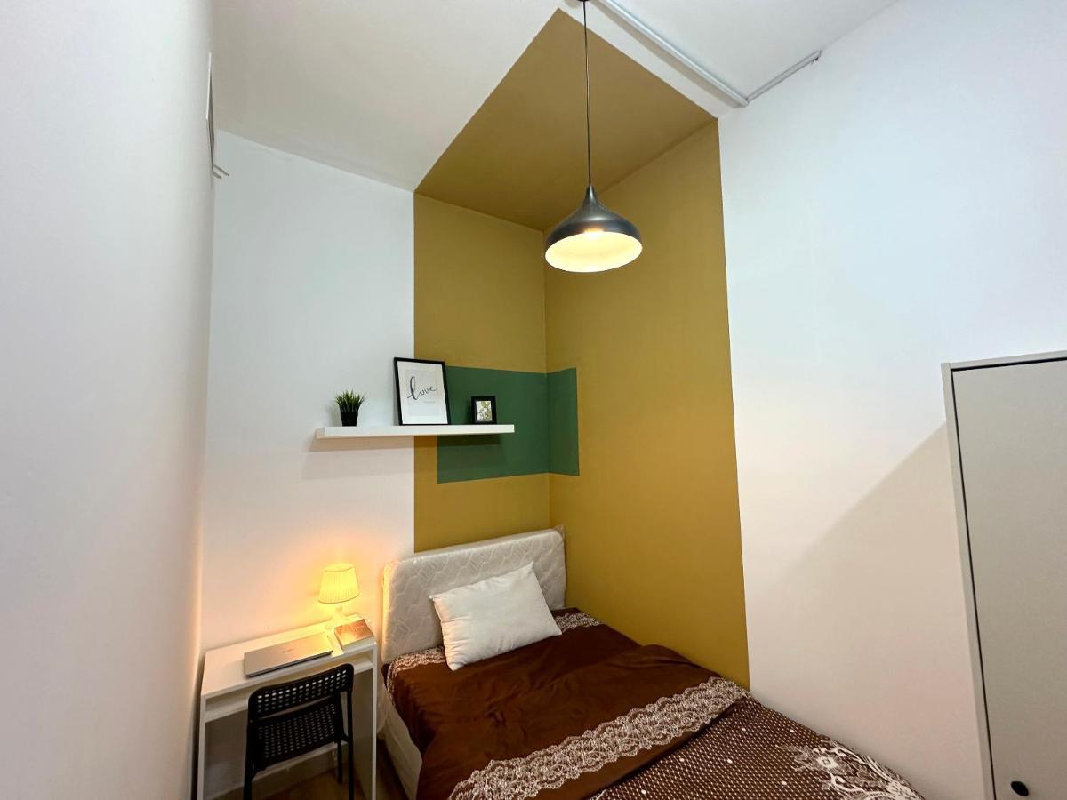Budget Double Partition In Barsha Heights Near Metro Gazde/Camere de închiriat *