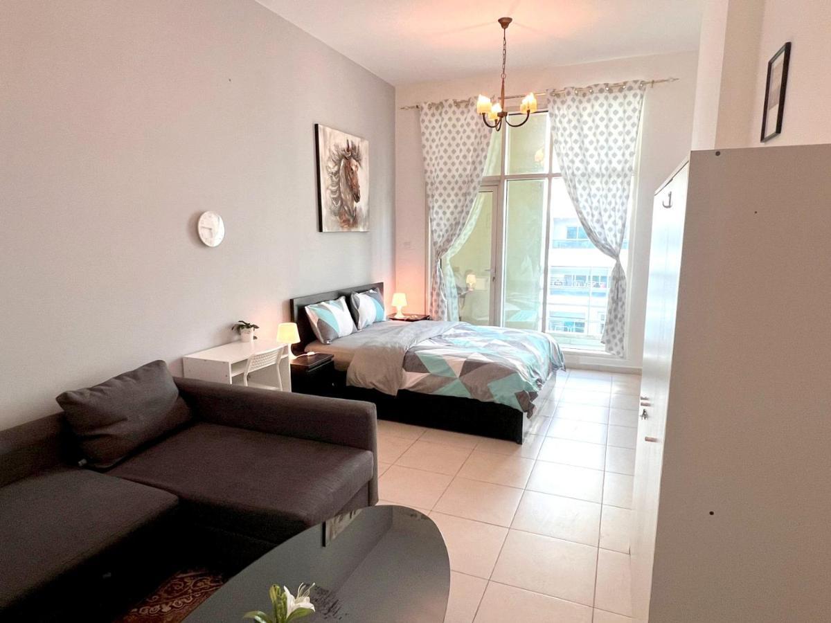Huge In Al Barsha 1 Near Mashreq Metro Alloggio in famiglia *