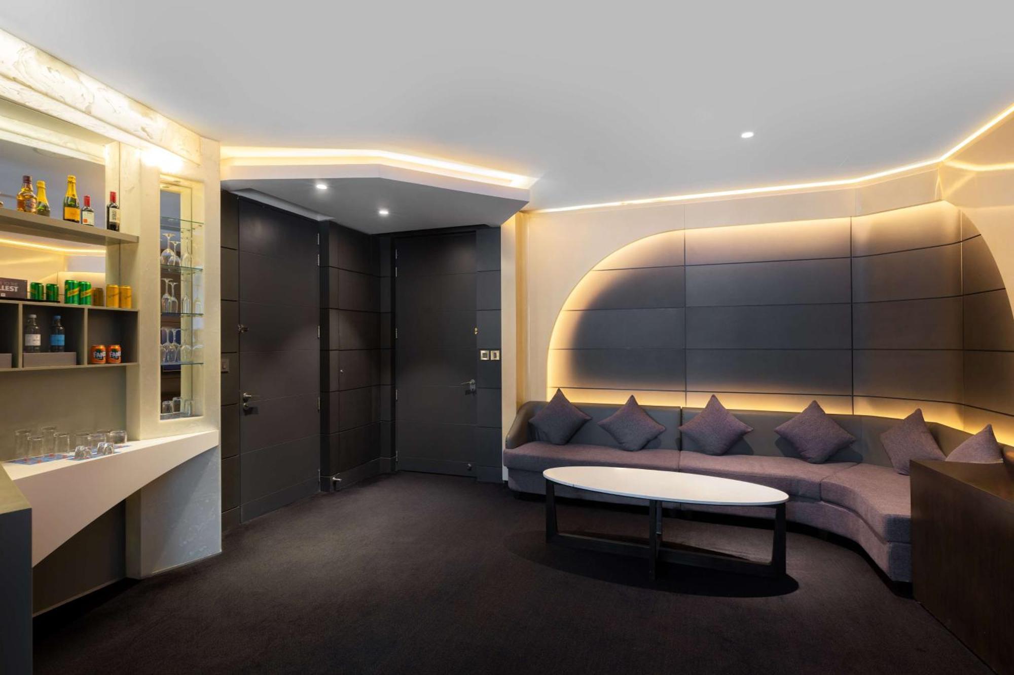 V Dubai, Curio Collection By Hilton 5*