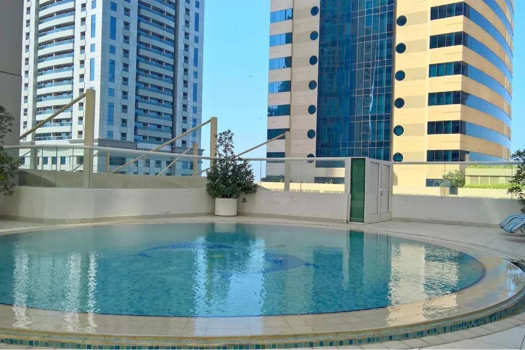 Stunning Views 1 Bedroom Flat, Near & Tram With Free Parking In Marina Appartement
