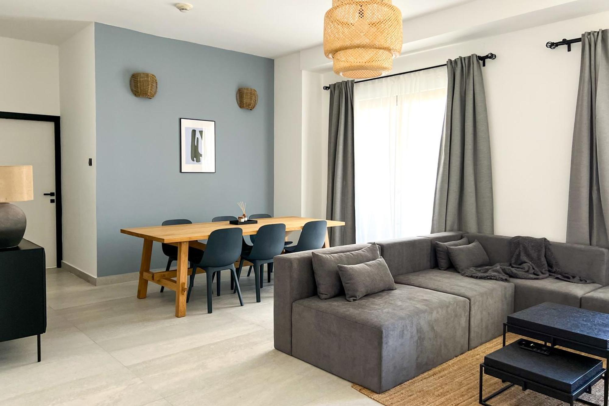 Favdubai Presents 2br In The Heart Of Jbr And Marina 150 M To Jbr With Famous Ain View The Biggest Ferris Wheel In The World Swimming Pool Access, Air-conditioned Gym, Free Parking & Housekeeping *