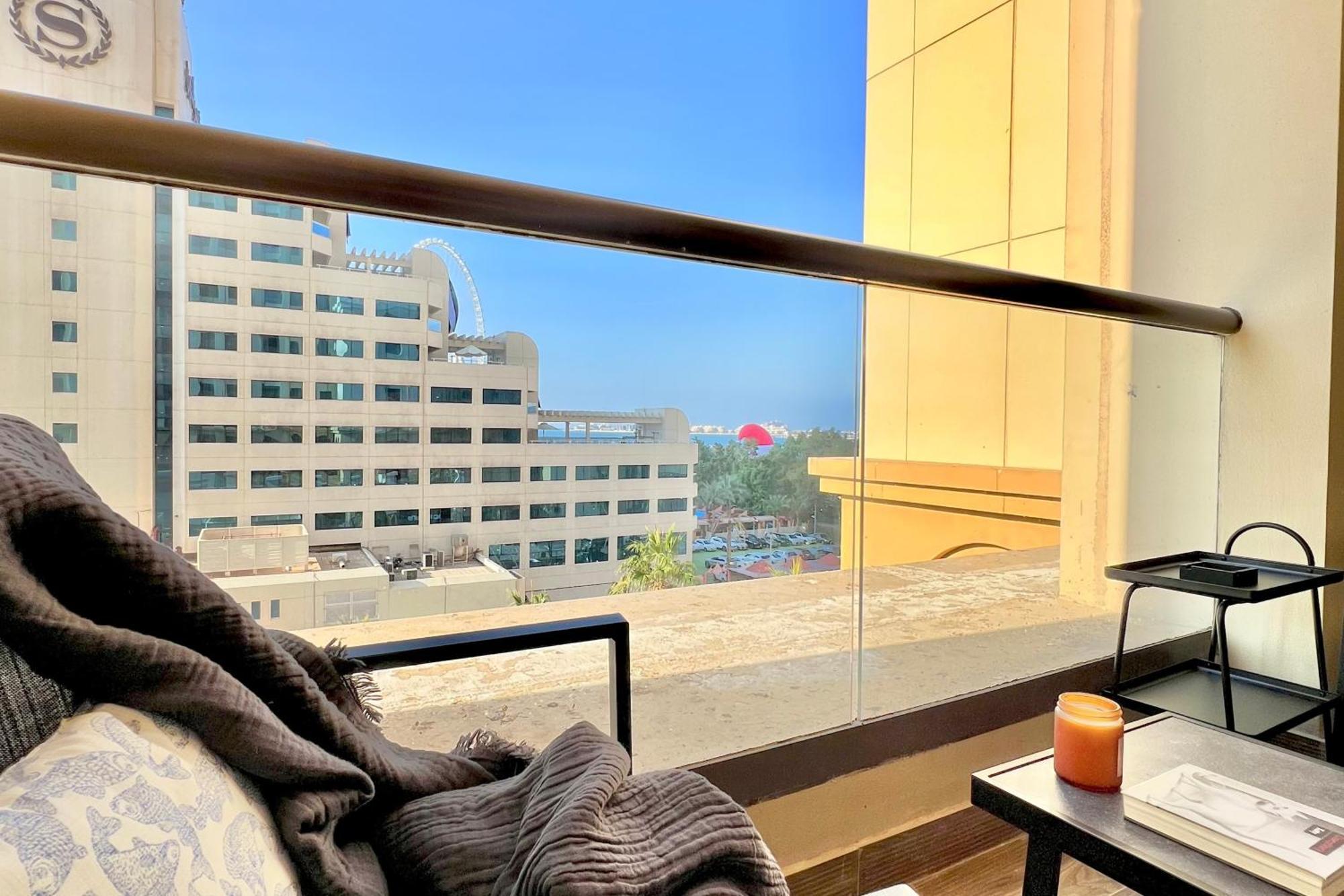Favdubai Presents 2br In The Heart Of Jbr And Marina 150 M To Jbr With Famous Ain View The Biggest Ferris Wheel In The World Swimming Pool Access, Air-conditioned Gym, Free Parking & Housekeeping Appartement