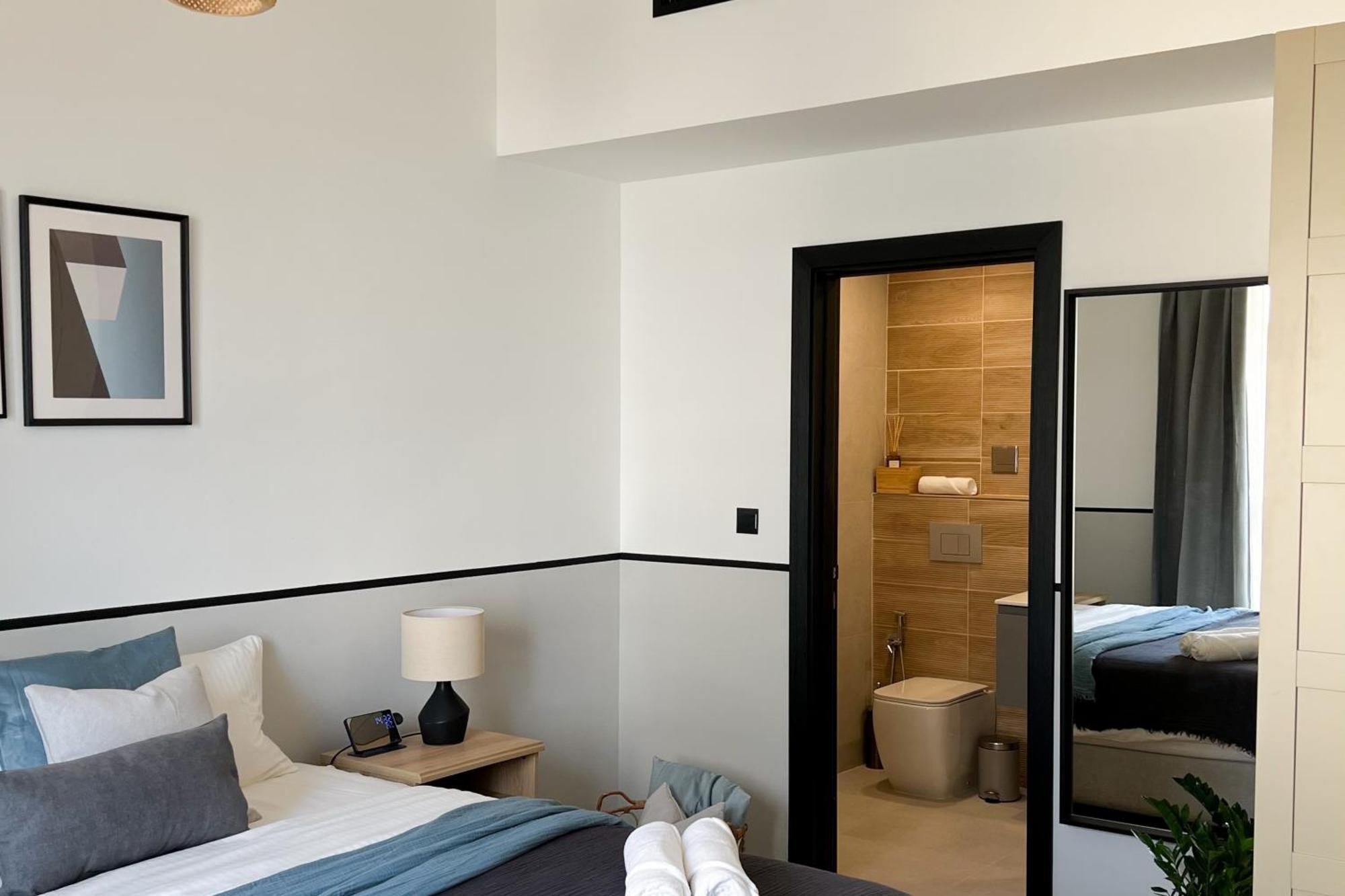 Favdubai Presents 2br In The Heart Of Jbr And Marina 150 M To Jbr With Famous Ain View The Biggest Ferris Wheel In The World Swimming Pool Access, Air-conditioned Gym, Free Parking & Housekeeping