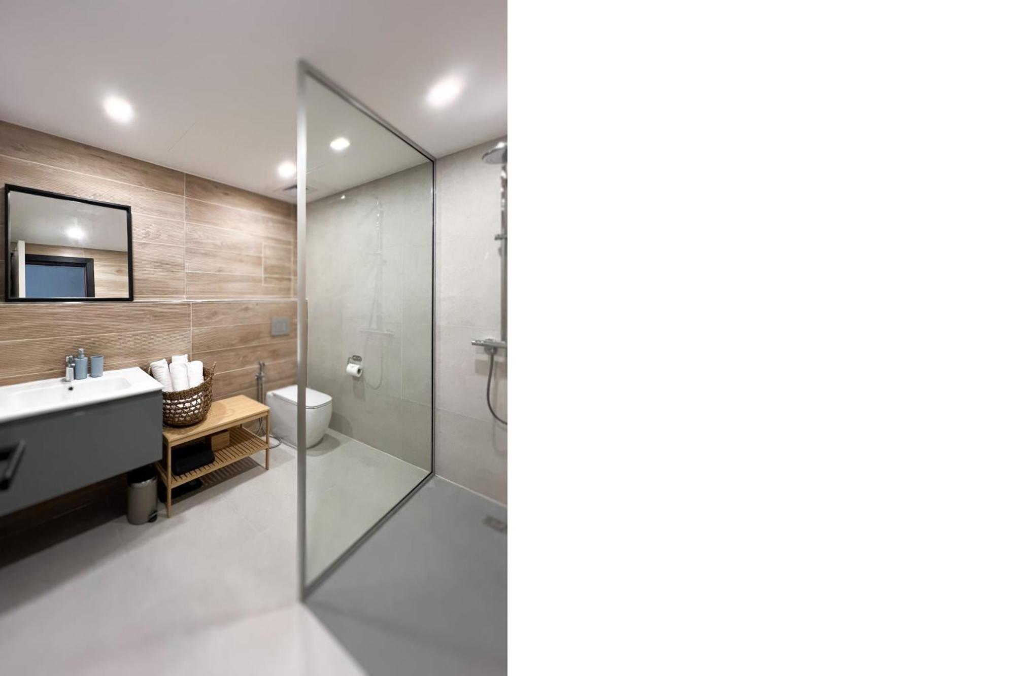 Appartement Favdubai Presents 2br In The Heart Of Jbr And Marina 150 M To Jbr With Famous Ain View The Biggest Ferris Wheel In The World Swimming Pool Access, Air-conditioned Gym, Free Parking & Housekeeping Dubaï