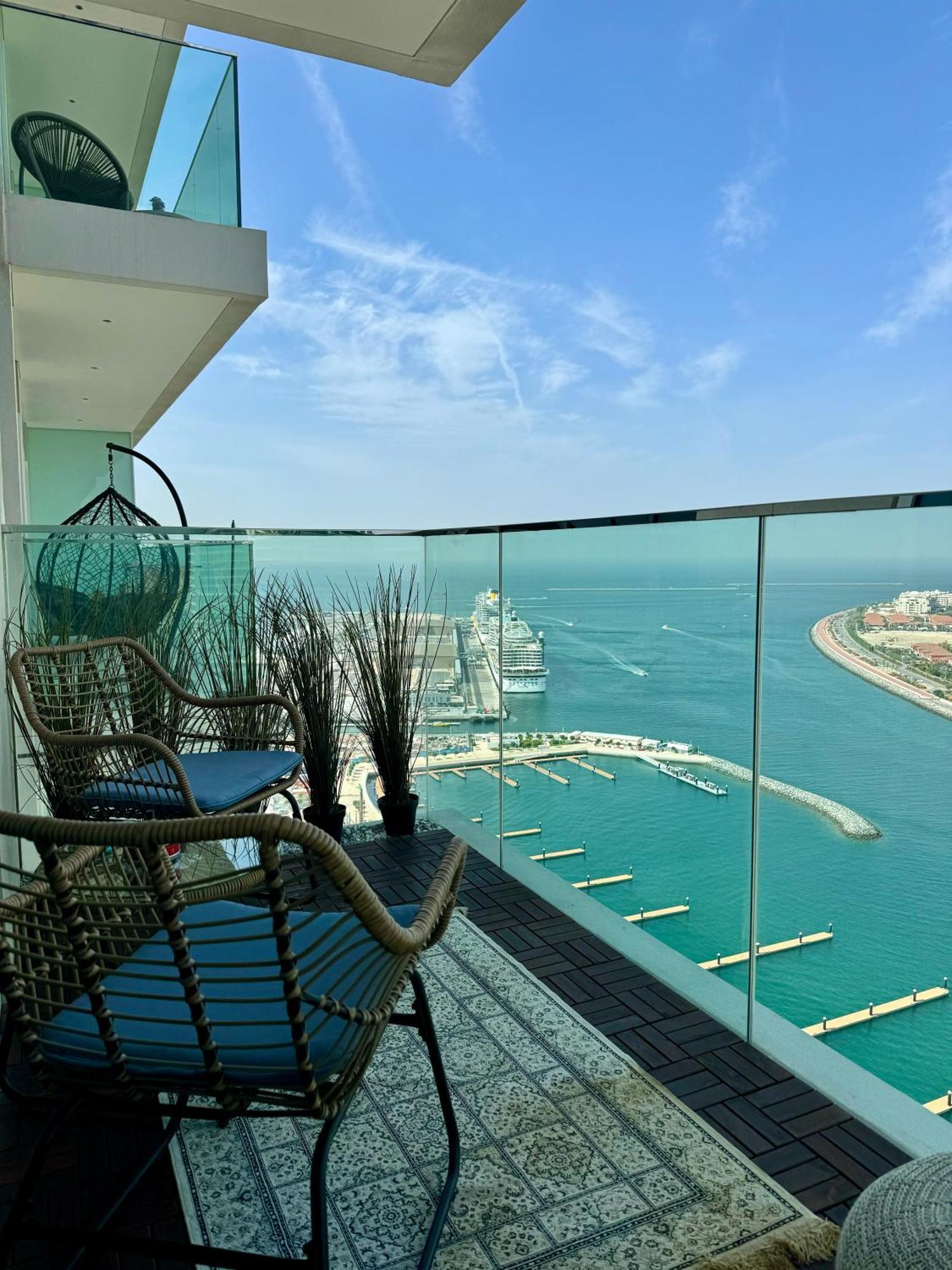 Luxury Living Private Beach, Emaar Beachfront Apartment *