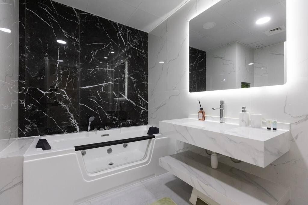 Stylish 3bdr In Rimal 2 Jbr Appartement *