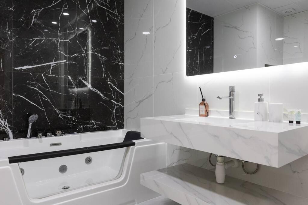 Stylish 3bdr In Rimal 2 Jbr * Dubaï