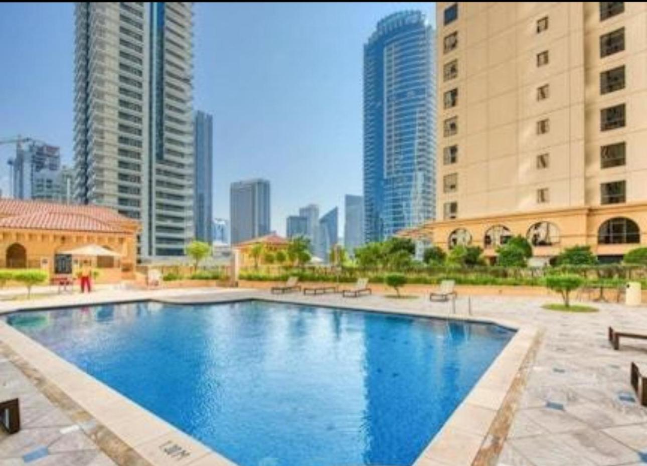 Albergue The Journey - Infront Of Tram-metro, Access To Beach, Pool & Gym - Enjoy Our Seaview - Coworking Space - Resident Housekeeping - Inhouse Food Menu - All At Jumierah Beach Residence, Marina Dubai