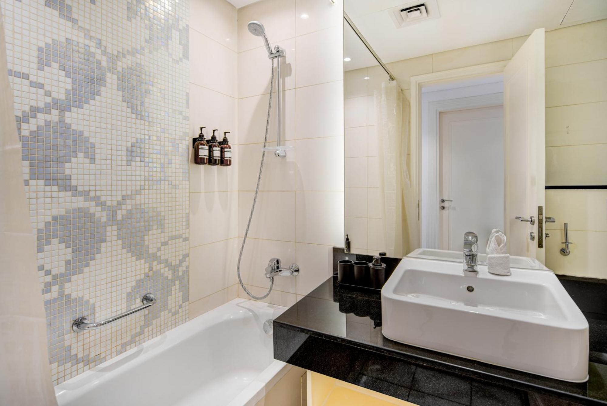 Trophy 2br Starlight Spaces W Free Valet Parking Dubaï