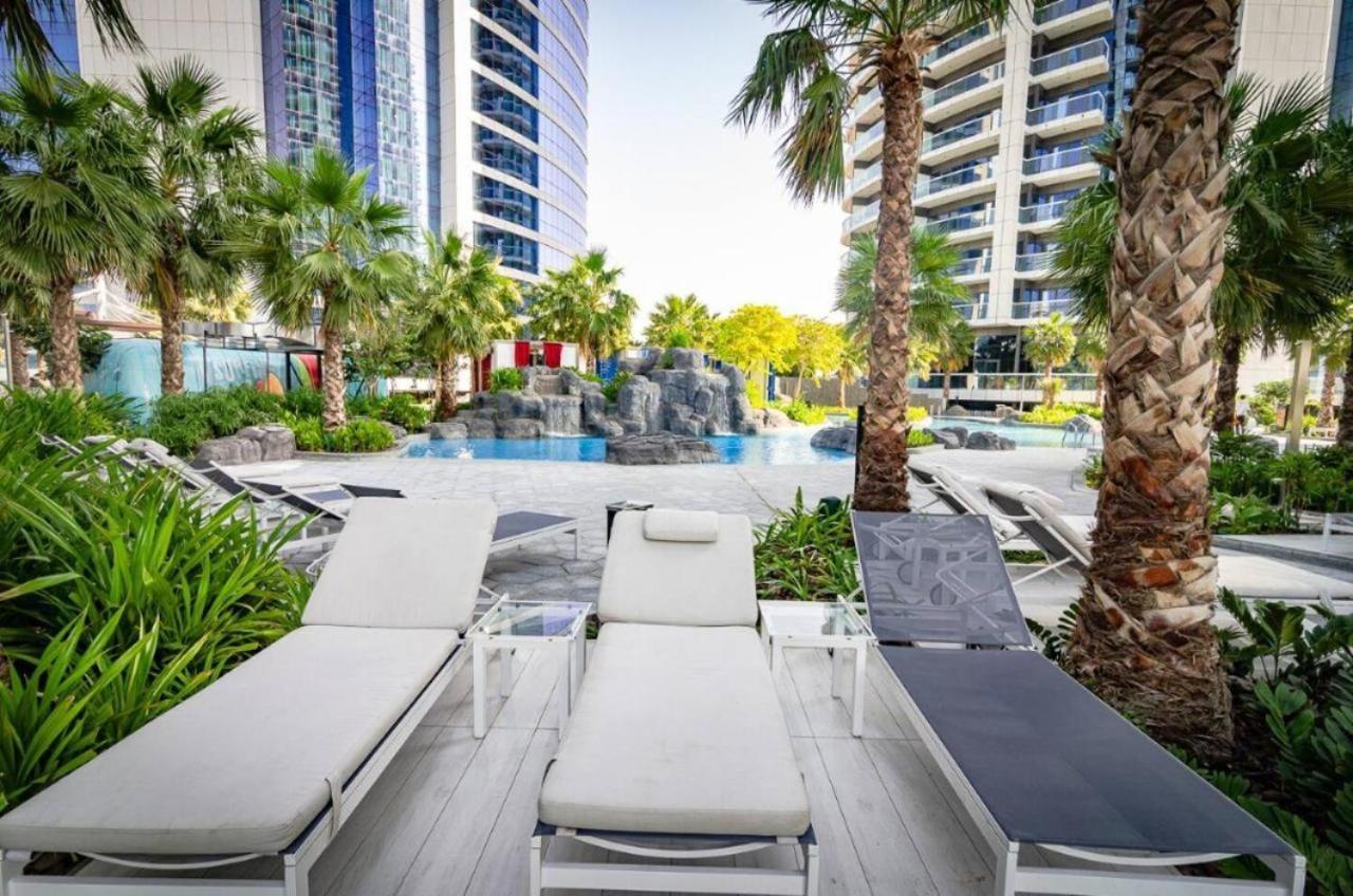 White Sage - Glamorous & Spacious 2br At Damac Paramount Towers Apartment *