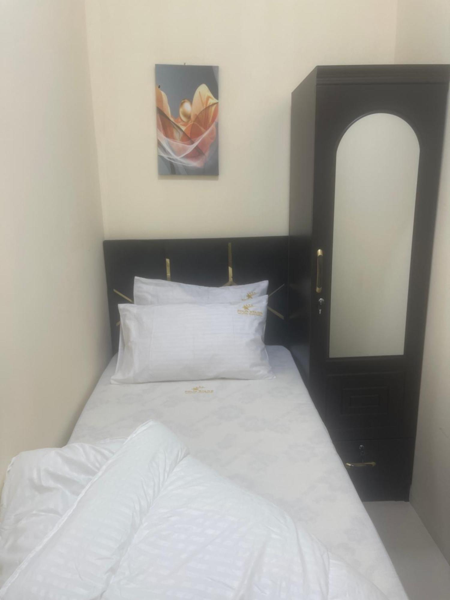 Four Stars Hostal *
