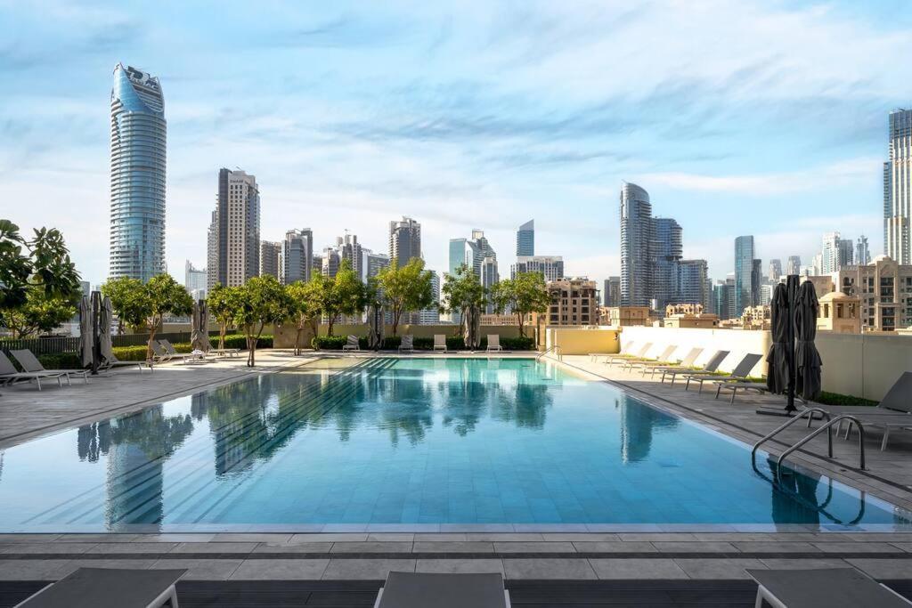 **panoramic Views Of Burj Khalifa And Fountain**