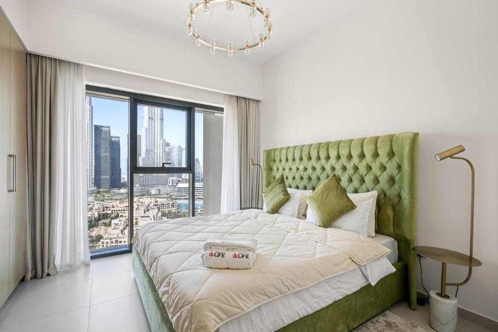 **panoramic Views Of Burj Khalifa And Fountain**