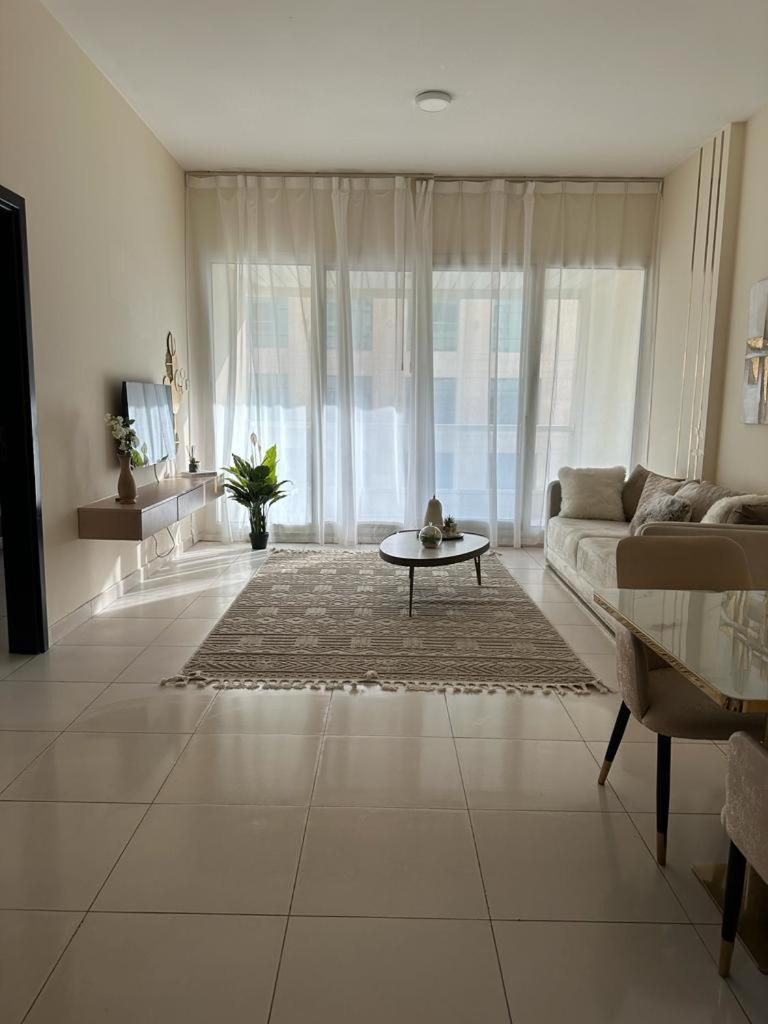 Lovely 1-bedroom In The Heart Of Marina Apartamento Dubái