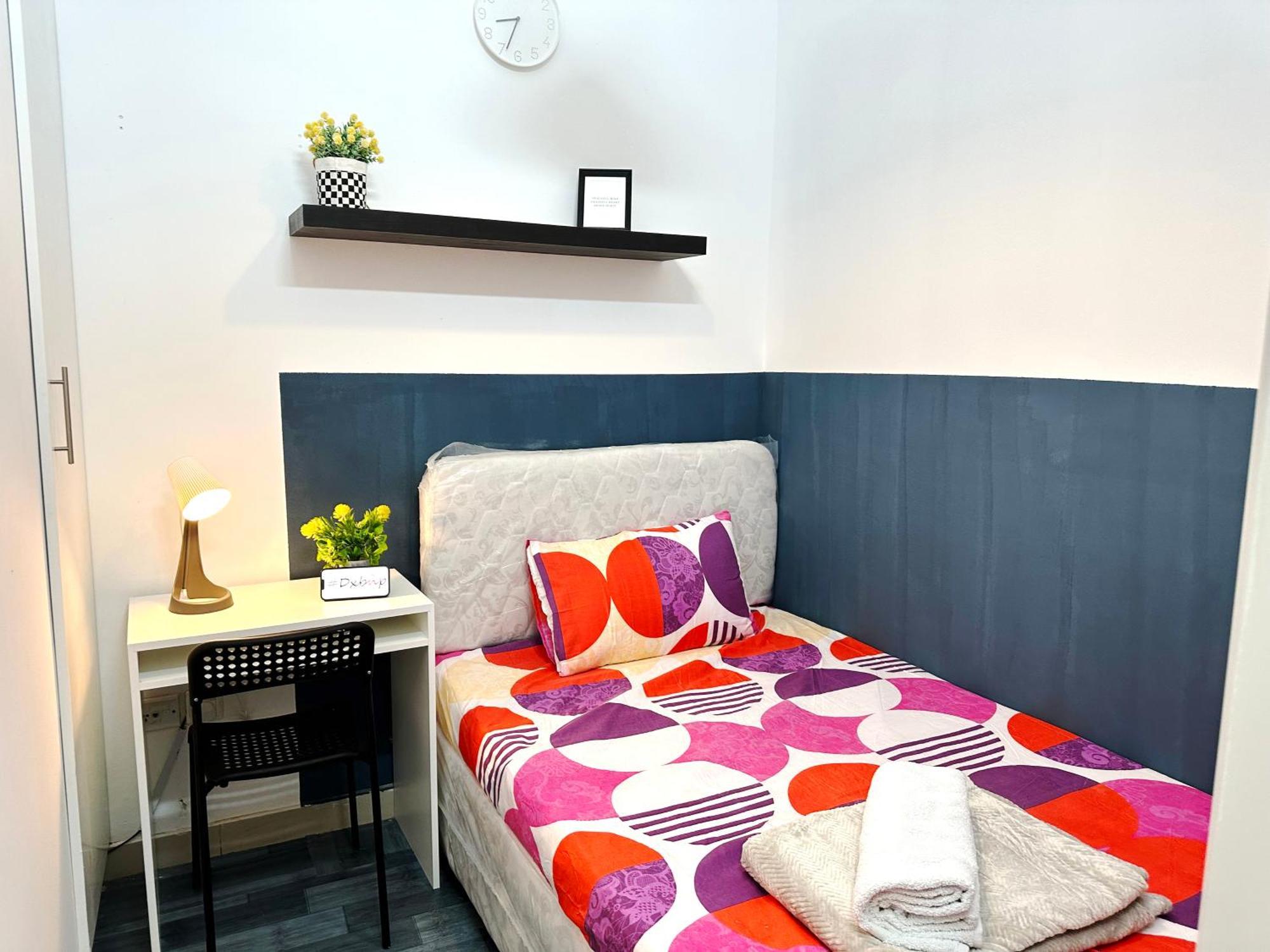 Deluxe Couple Partition In Tecom Near Metro * Dubai