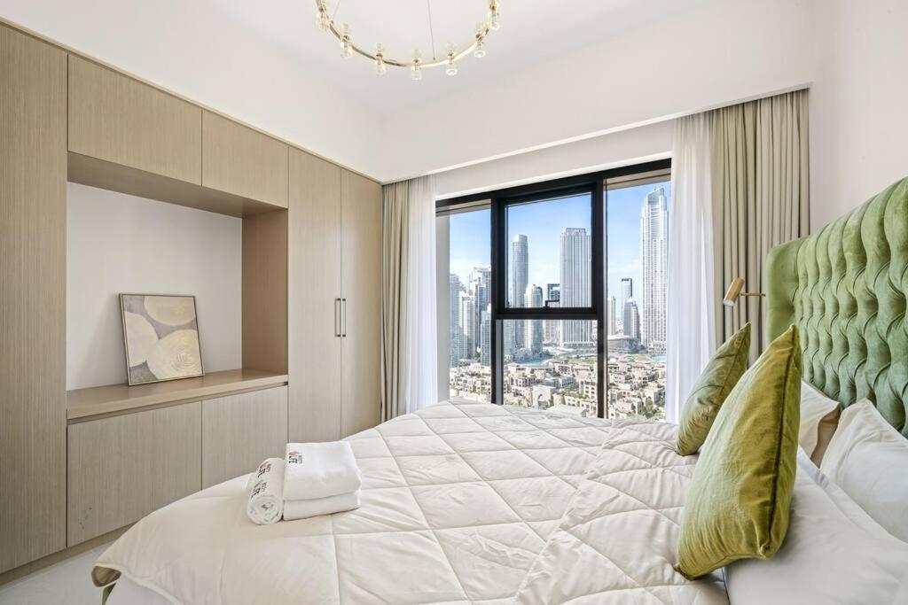 **panoramic Views Of Burj Khalifa And Fountain**