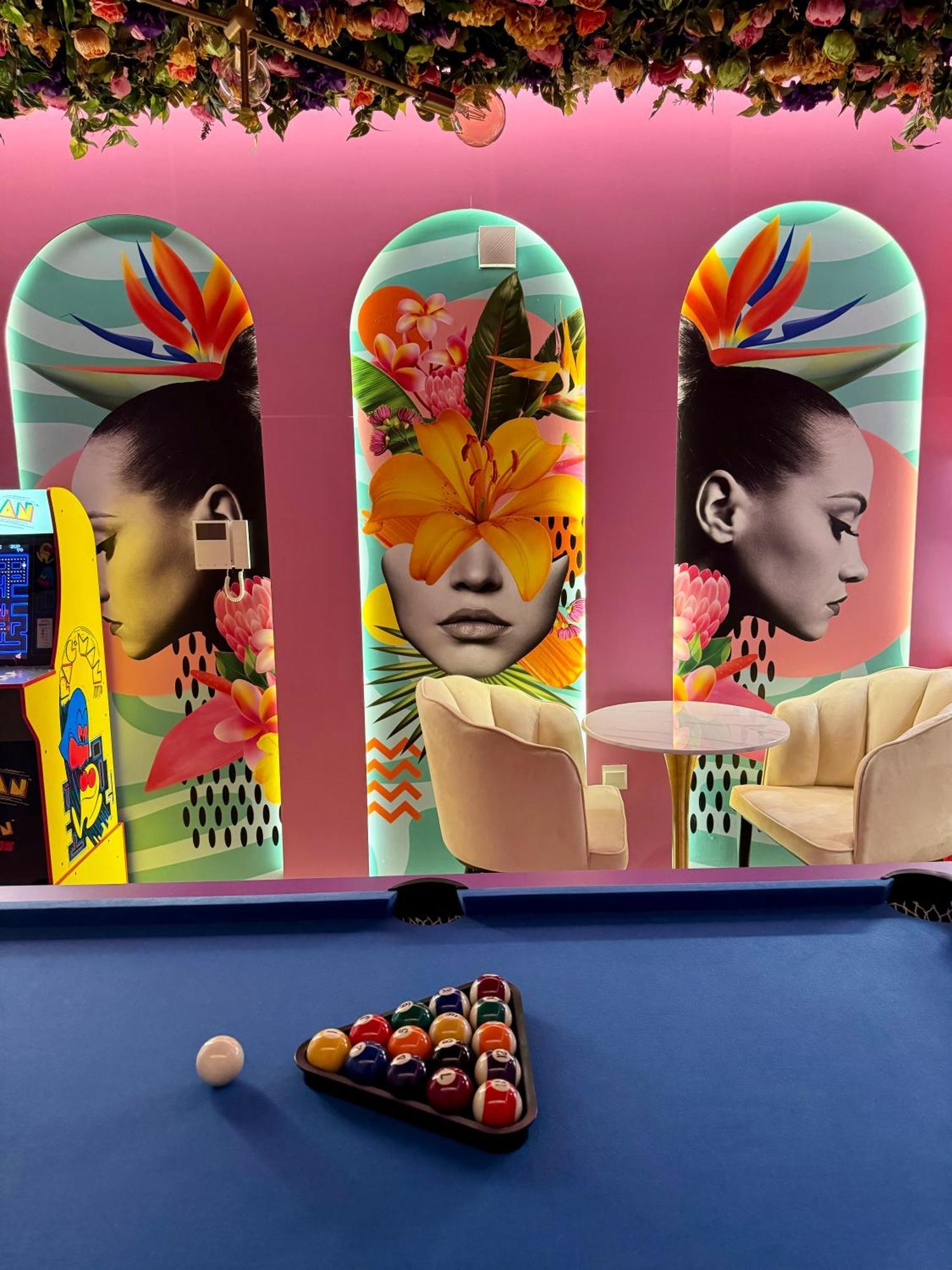 Capsule Flora Business Bay View Burj Khalifa-pool Table-game Arcade-projector-playstation 5 Apartment Dubai