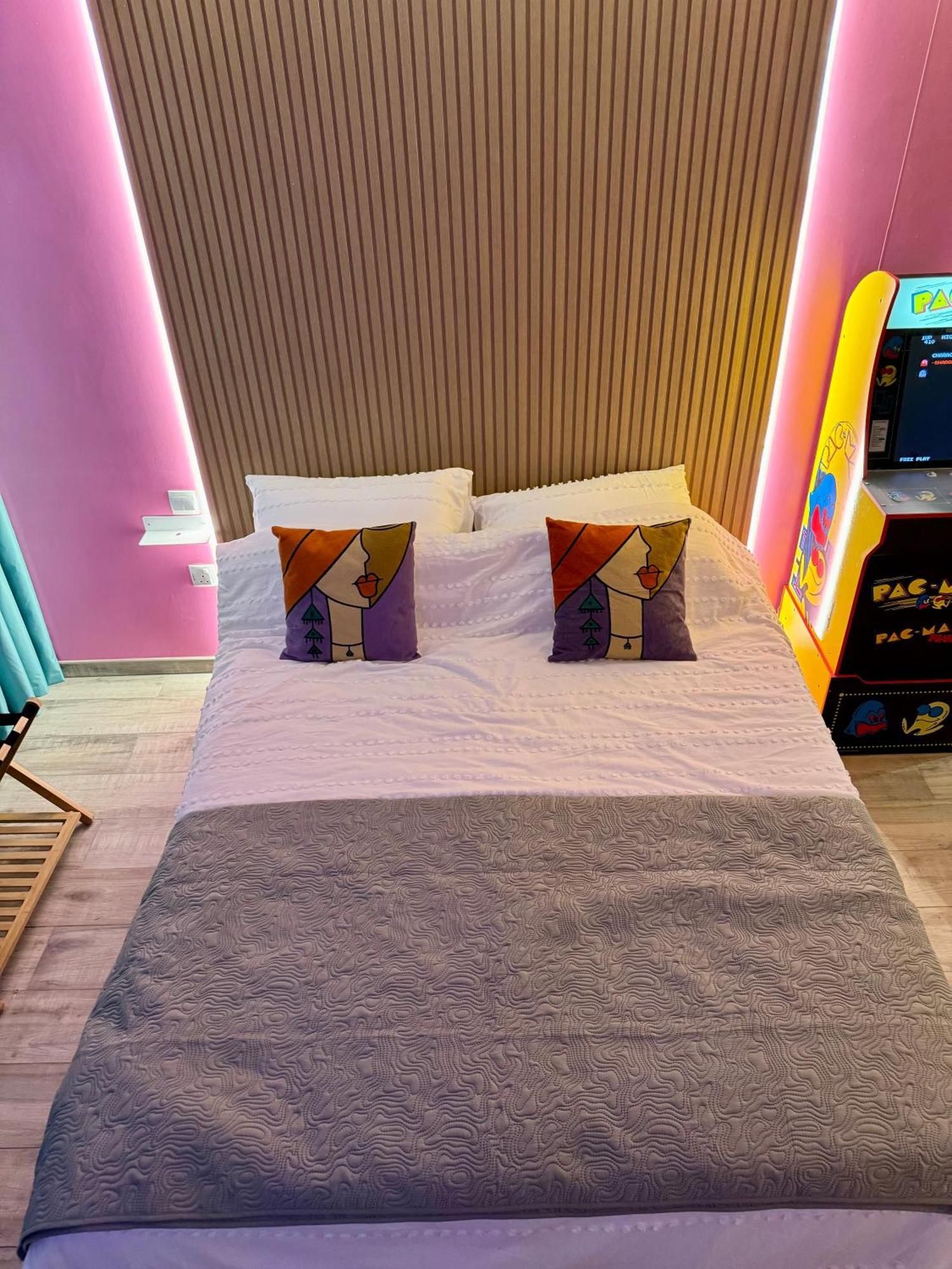 Capsule Flora Business Bay View Burj Khalifa-pool Table-game Arcade-projector-playstation 5 Apartment