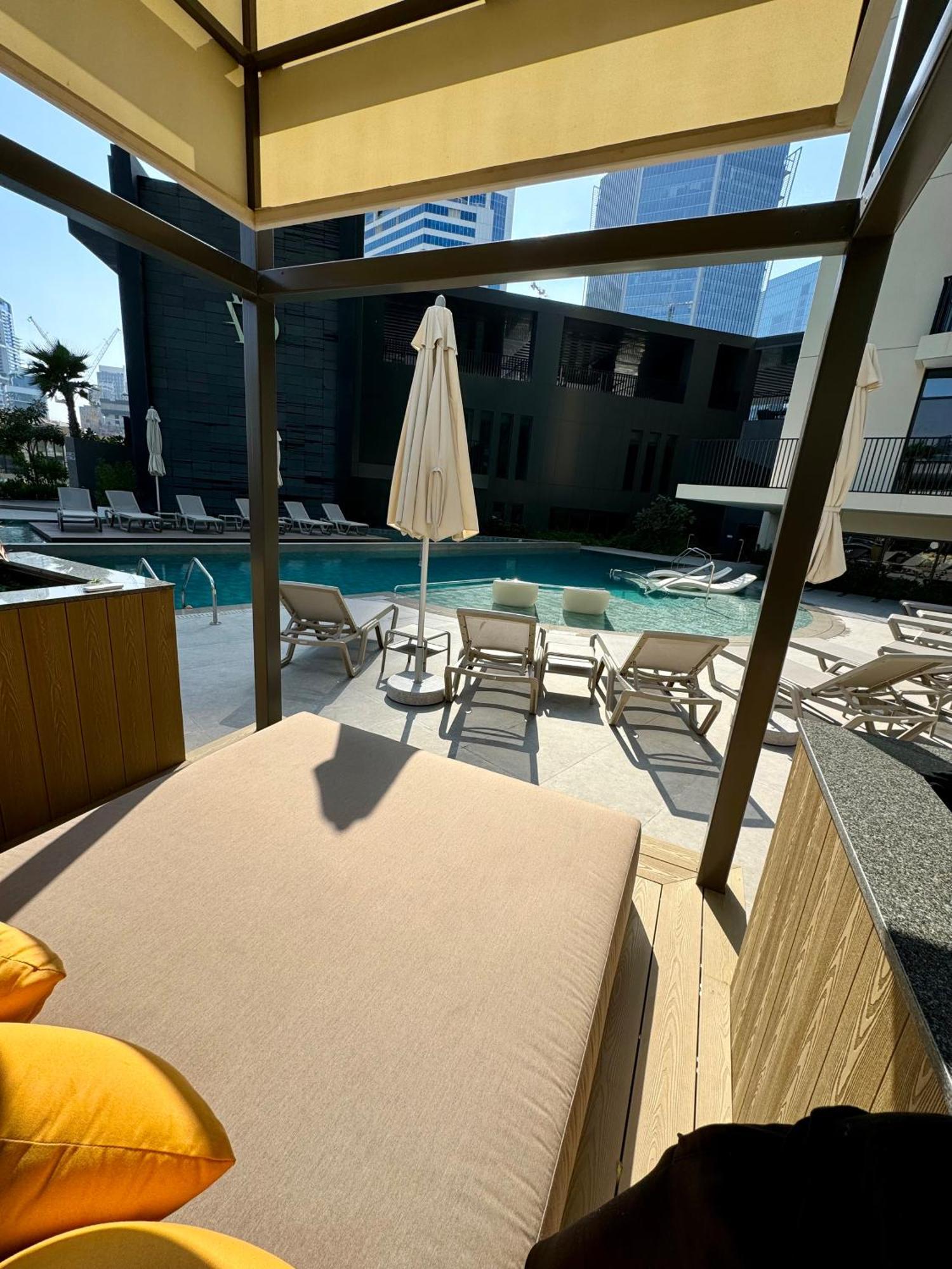 Capsule Flora Business Bay View Burj Khalifa-pool Table-game Arcade-projector-playstation 5 Apartment