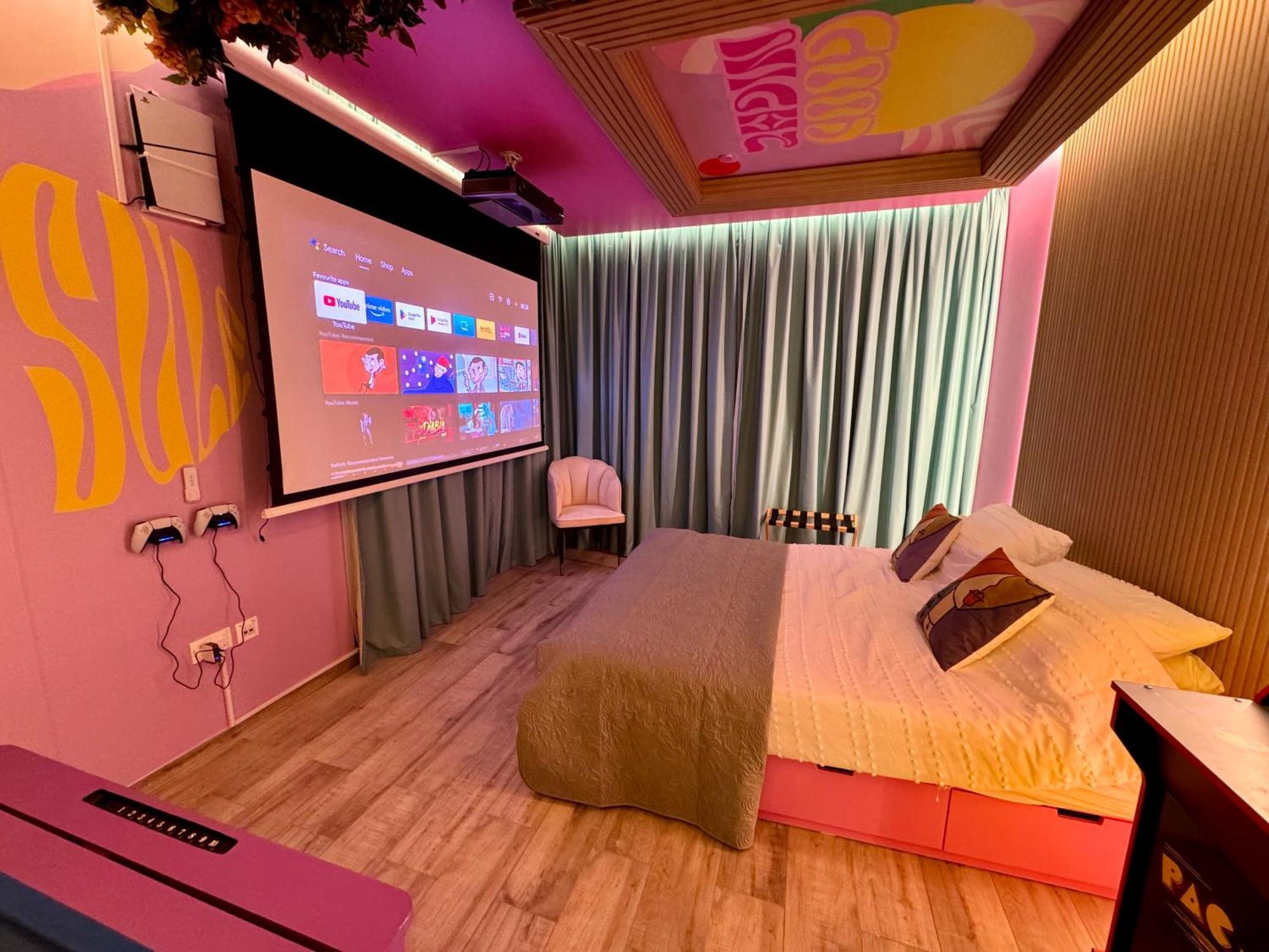 Apartment Capsule Flora Business Bay View Burj Khalifa-pool Table-game Arcade-projector-playstation 5 Dubai