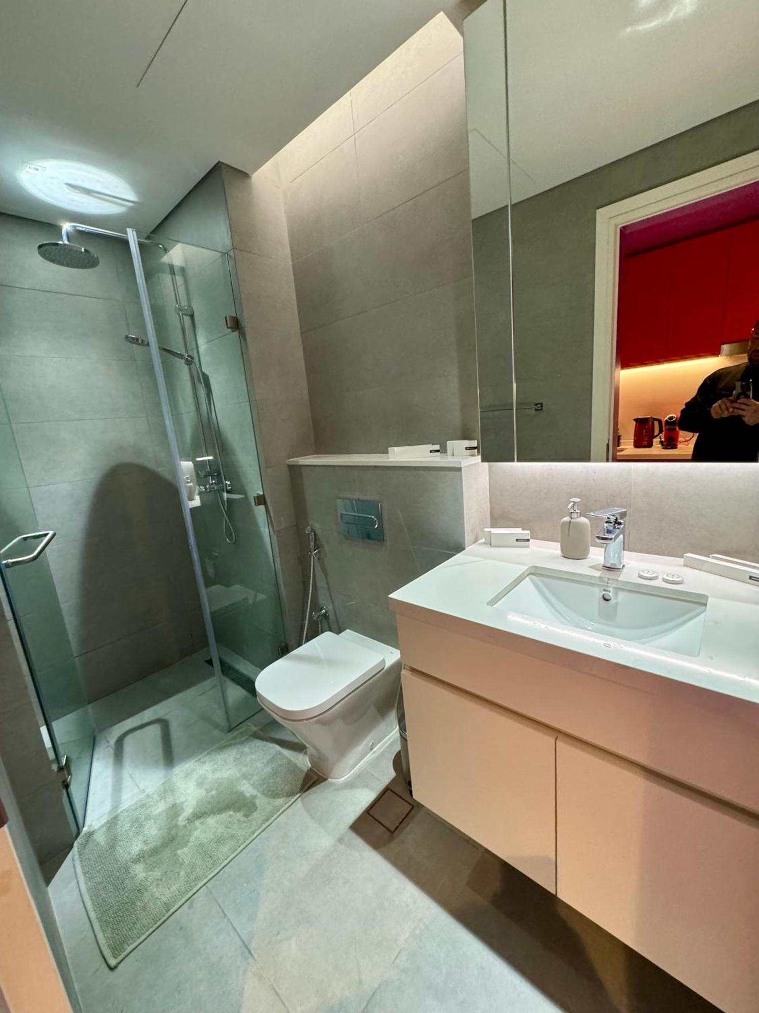 Capsule Flora Business Bay View Burj Khalifa-pool Table-game Arcade-projector-playstation 5 * Dubai