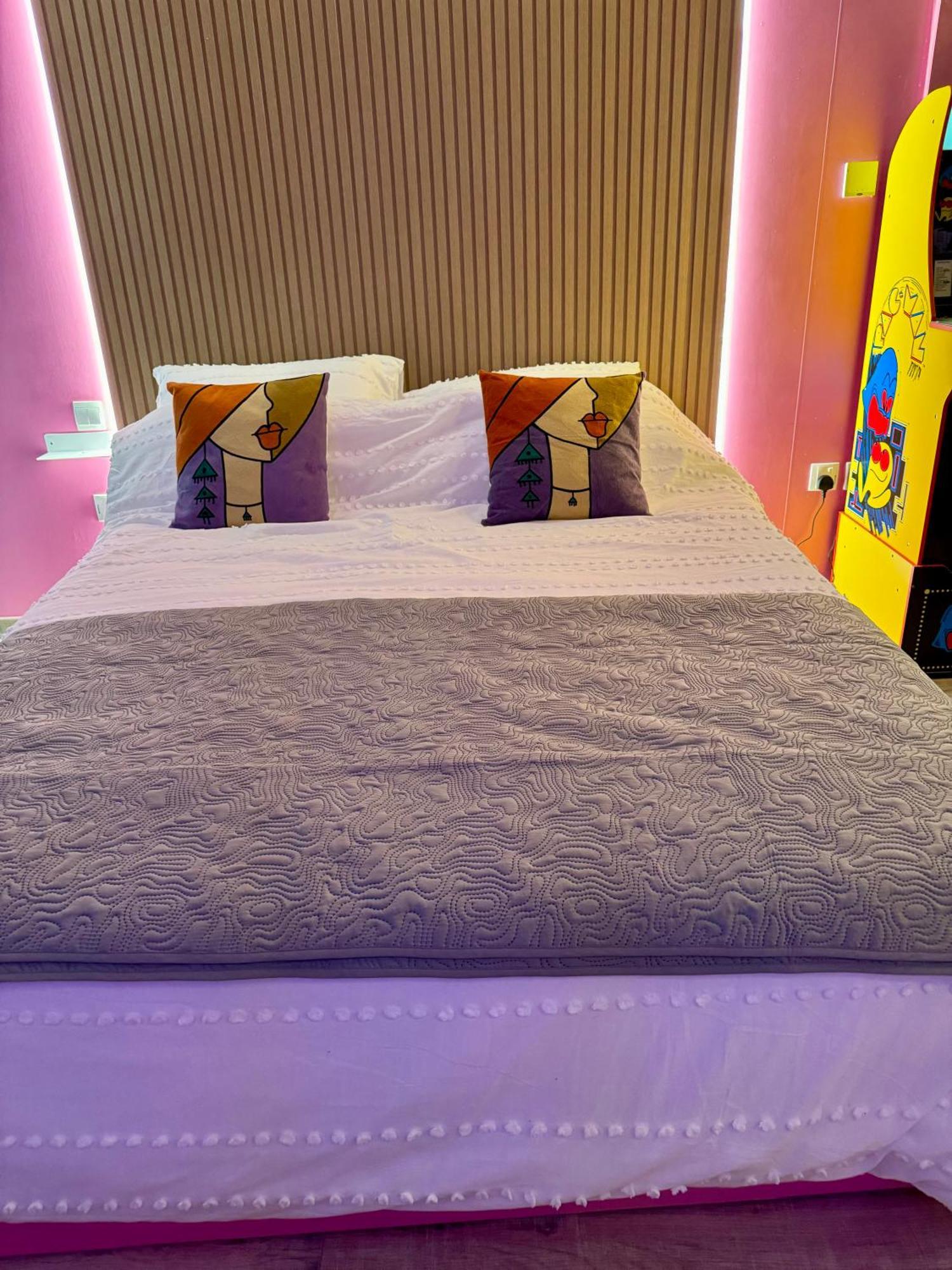 Apartment Capsule Flora Business Bay View Burj Khalifa-pool Table-game Arcade-projector-playstation 5 Dubai