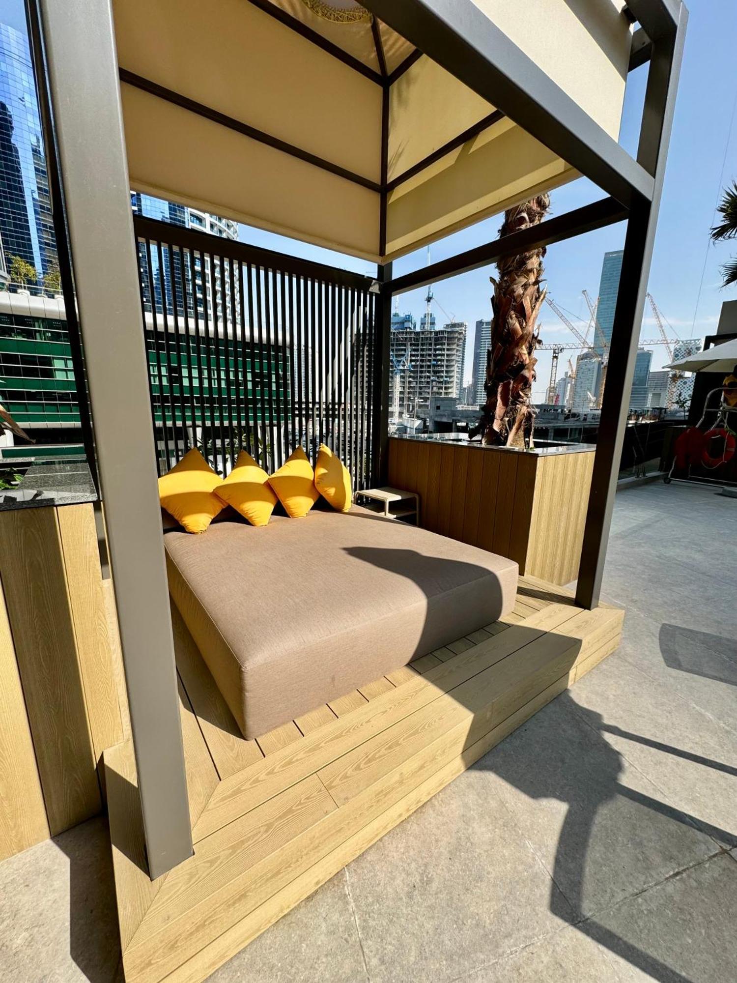 Capsule Flora Business Bay View Burj Khalifa-pool Table-game Arcade-projector-playstation 5 * Dubái