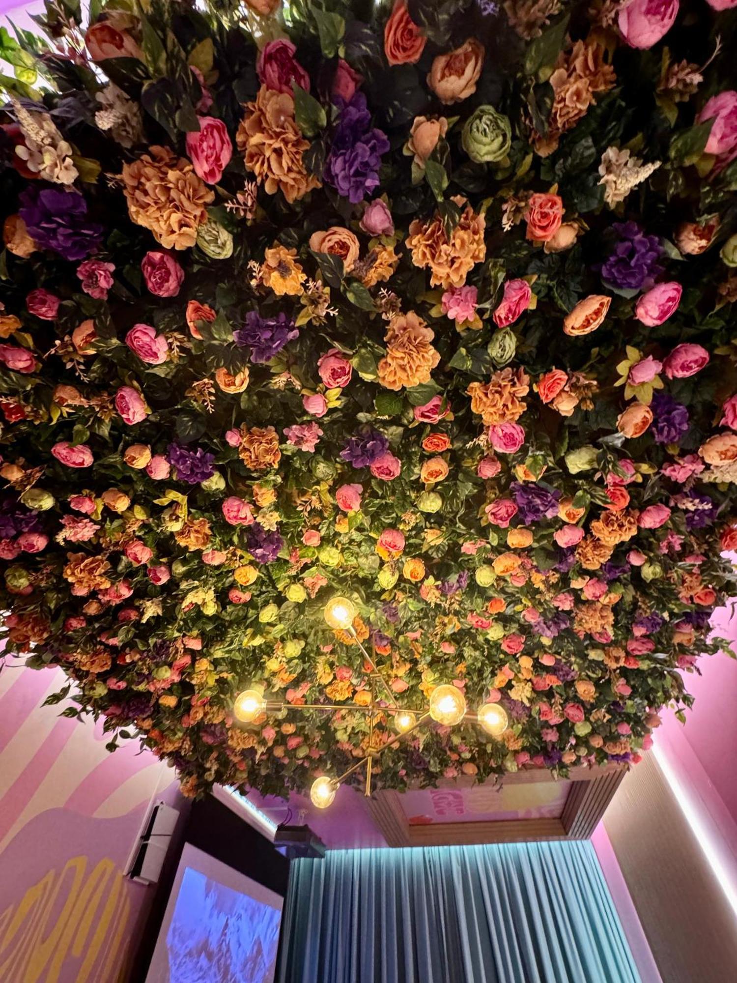 Capsule Flora Business Bay View Burj Khalifa-pool Table-game Arcade-projector-playstation 5 *