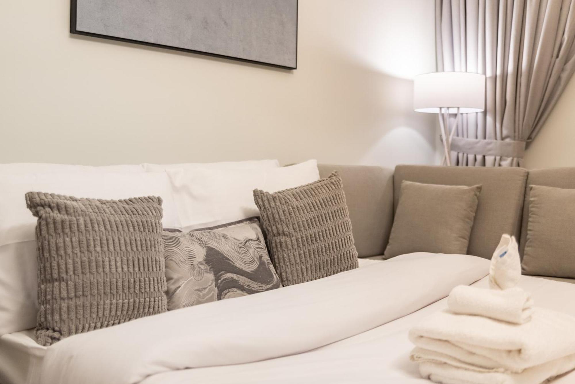 Spacious And Overlooking Burj & Fountains Apartemen