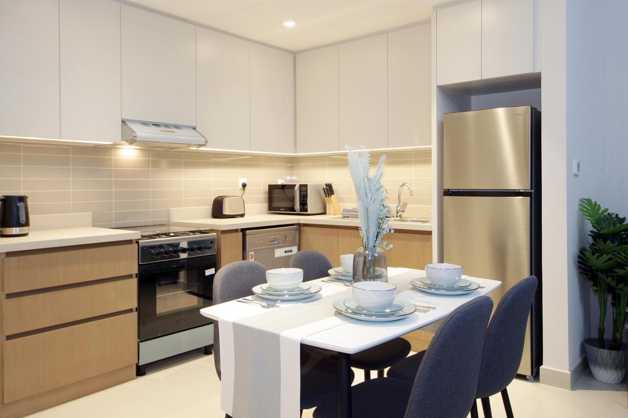 Elegant Waterfront 1bhk In Creek Harbour
