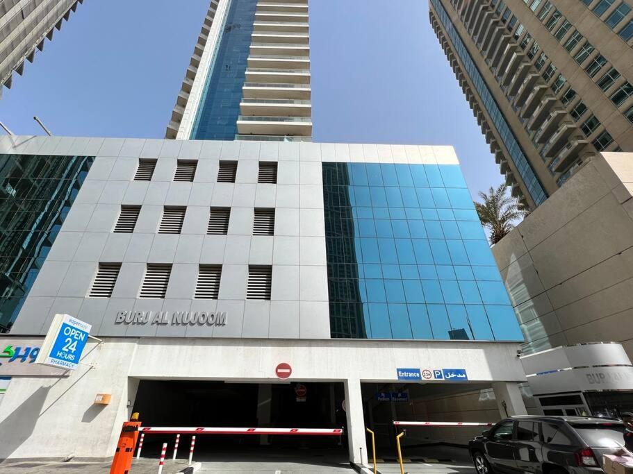 First Class Cozy & Burj, Metro, Mall Nearby *