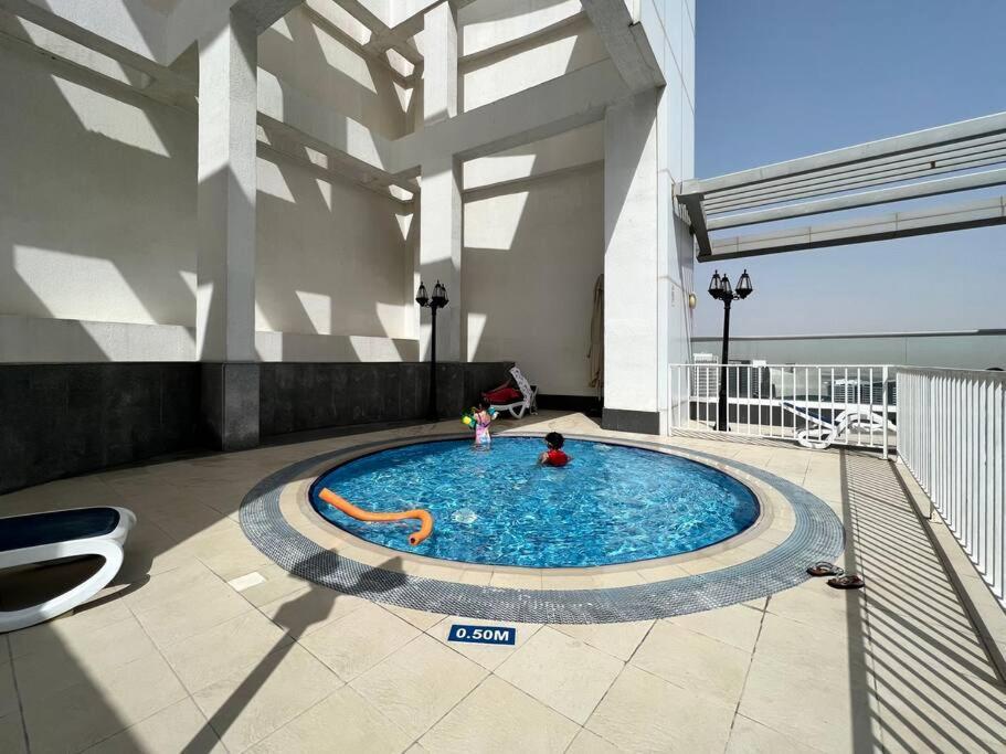 First Class Cozy & Burj, Metro, Mall Nearby